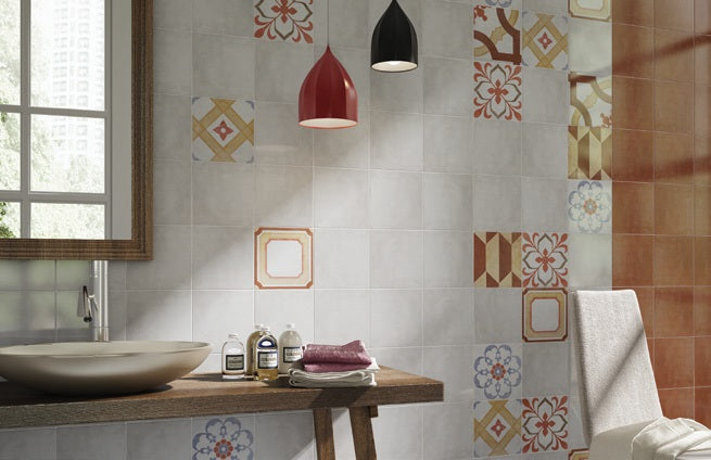 Плочки за кухня с декоративни мотиви и аксесоари: идеи за плочки, гранитогрес, смесител за мивка и мебели за баня