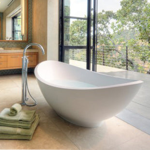 Вани в съвременна баня със свободностояща акрилна вана, смесител, плочки, мебели за баня и идеи за дизайн