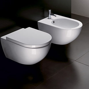 Бидета стенни и тоалетна чиния в модерен дизайн, смесител, мивка за баня, аксесоари за баня и идеи за ремонт на баня