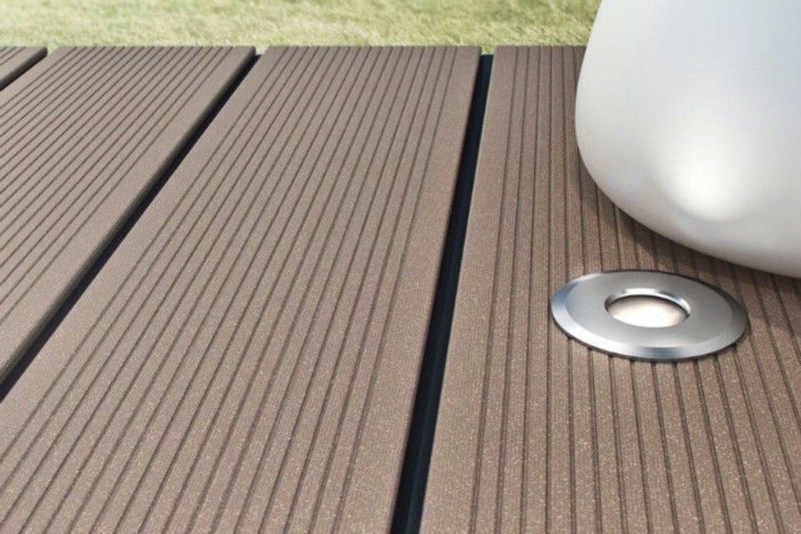 WPC декинг кафяв композитен под с линеен сифон и модерна градинска декорация