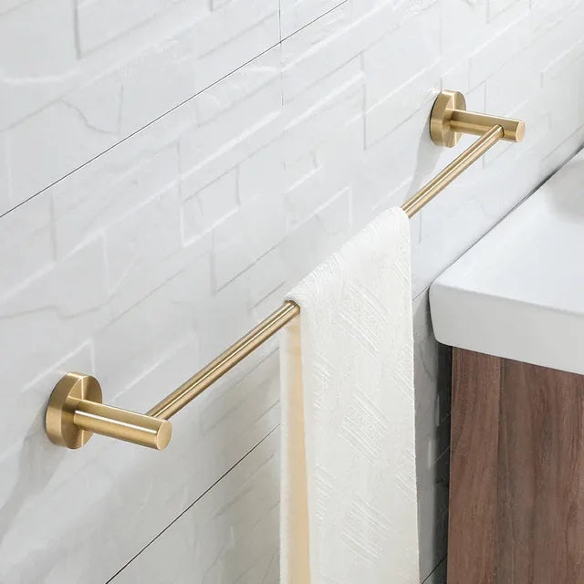 Аксесоари: златиста лира за баня за хавлии до мивка, стилни аксесоари за баня и смесители