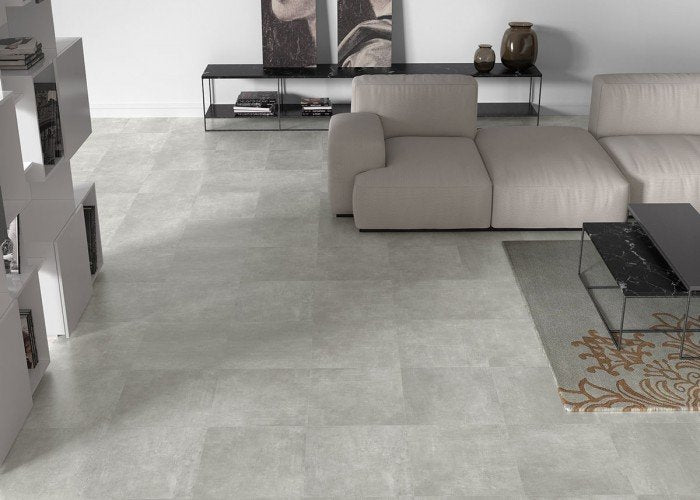 Гранитогрес под в холната зона с модерен диван, идеи за баня и кухня, плочки за баня, мивки за баня, смесители, параван за баня