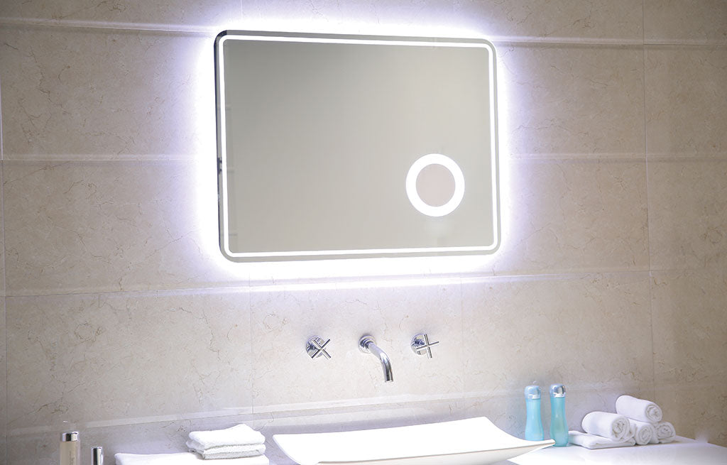 Огледала за баня с LED осветление над мивка, съчетано с смесител за мивка, шкаф за баня и аксесоари