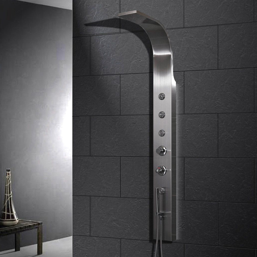 Душ панел от неръждаема стомана с вграден термостат, дюзи и ръчен душ върху тъмен плочен фон, аксесоари за баня