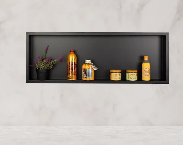 Ниши за вграждане в баня с декоративни шишета, мивка за баня идея, шкаф за баня и аксесоари за баня, плочки за баня и джакузи.