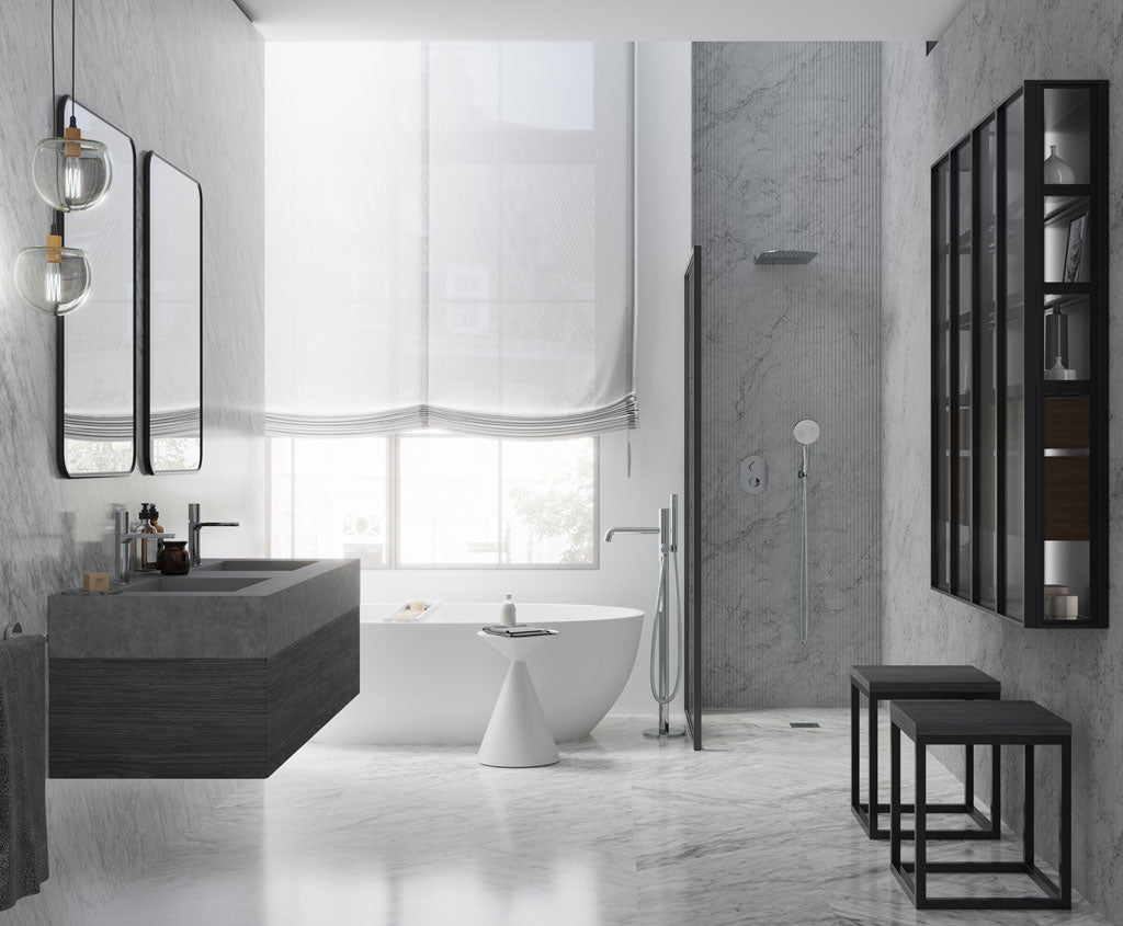 Свободностоящ смесител за вана Minimalista Chrome Aquagrif в елегантна модерна баня, свободностояща вана и подов монтаж KERANOVA