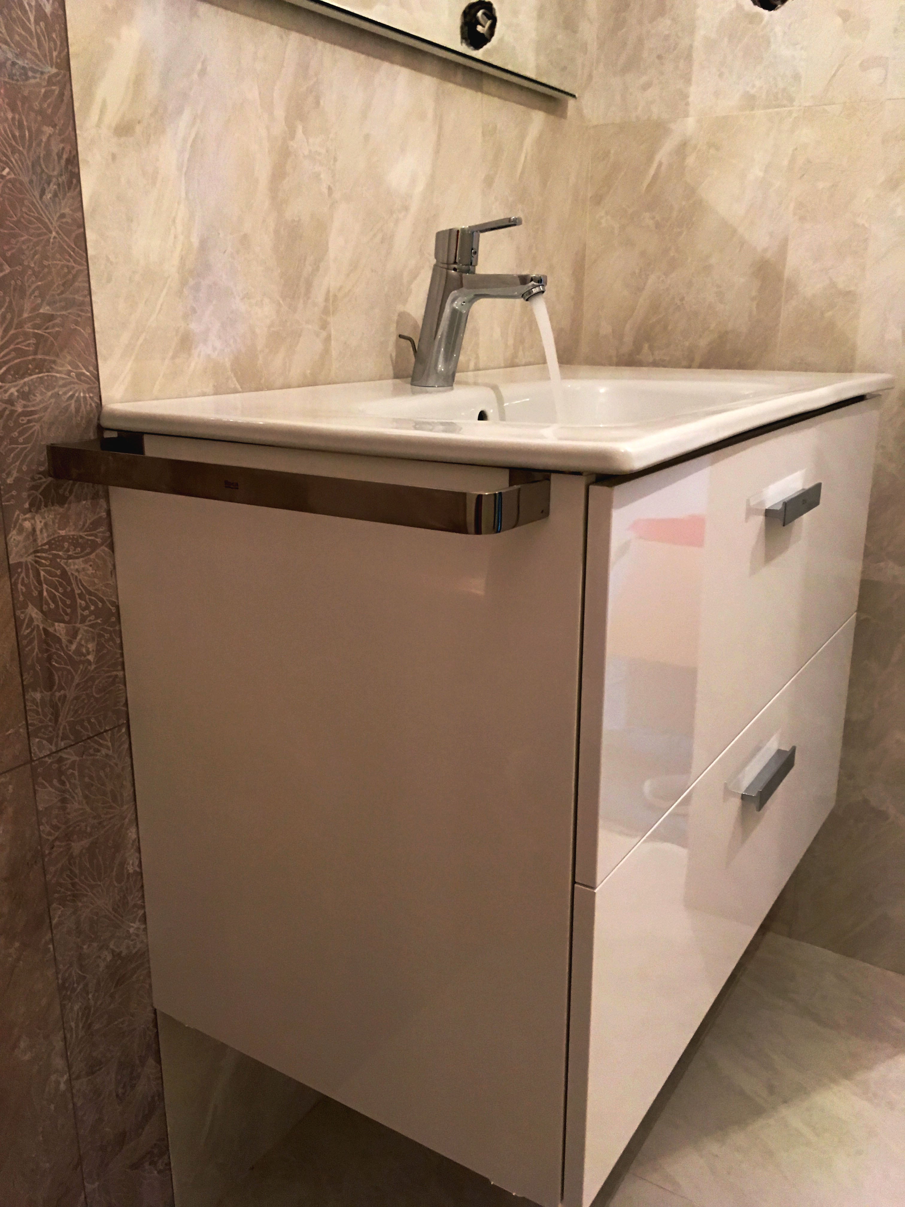 Мебели за баня по проект на клиента - бяло PVC шкафче с лаково покритие и мивка, 100% водоустойчиво от KERANOVA