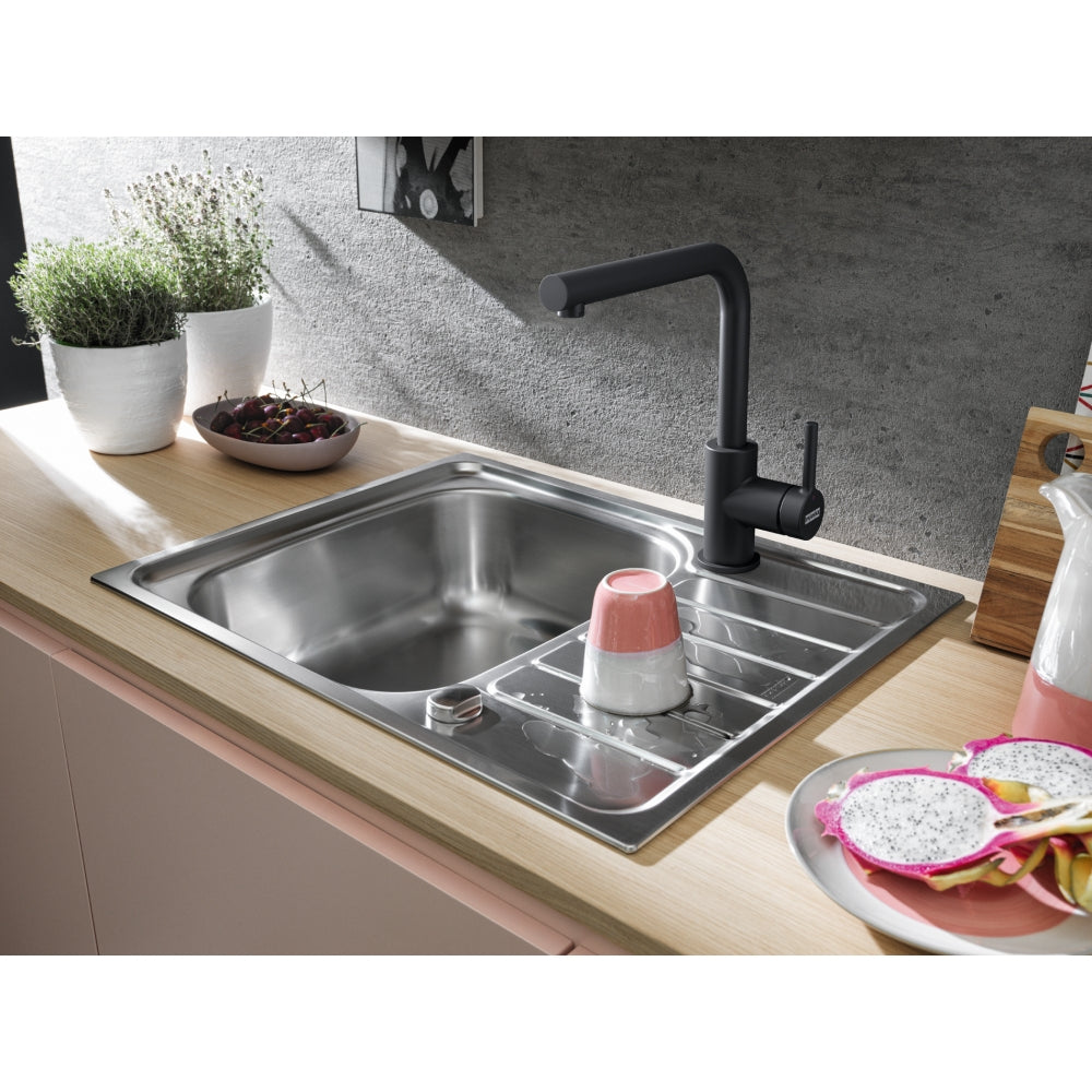 Lina L Swivel Matte black - Franke kitchen faucet in modern sink with fresh ingredients and plates.