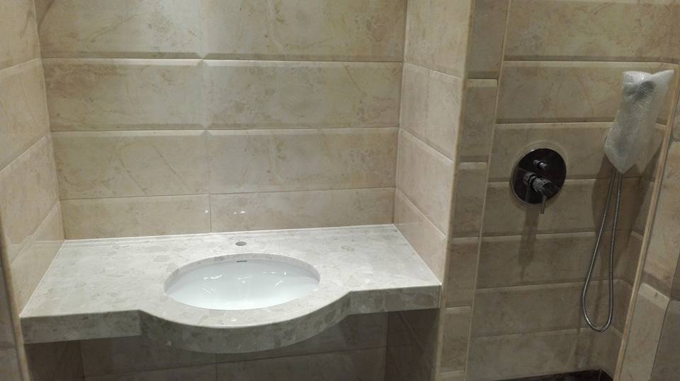 Плотове от технически камък за баня с вграден мивка, конзолно закрепен плот от технически камък - онлайн магазин за обзавеждане KERANOVA