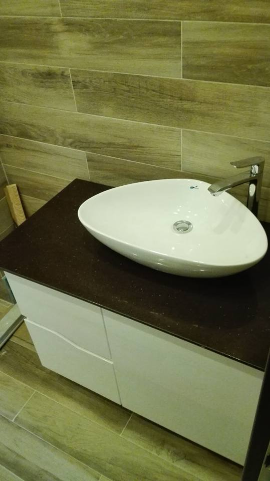 Плотове от технически камък - тъмен плот за баня с бял умивалник и модерен смесител, онлайн магазин KERANOVA