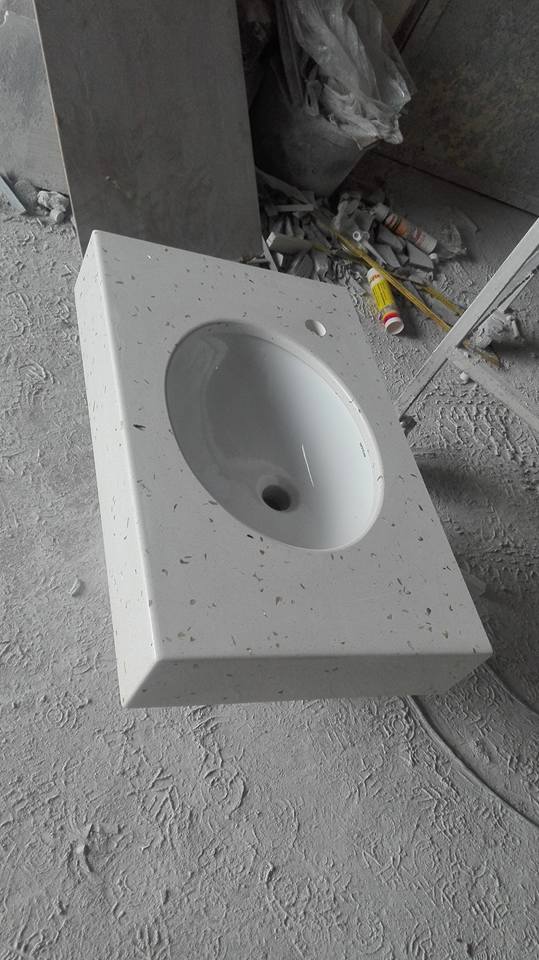 Плотове от технически камък - бял плот с вграден умивалник за баня от онлайн магазин за обзавеждане KERANOVA