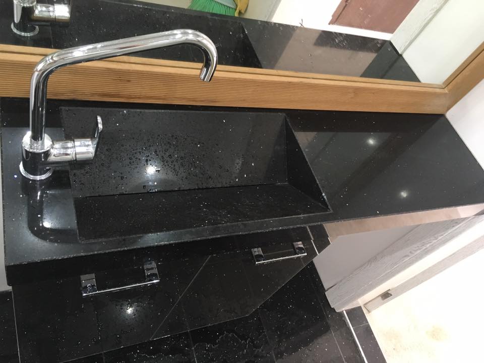 Плотове от технически камък черен гланцов плот с интегрирана мивка за баня онлайн магазин за обзавеждане за бани KERANOVA