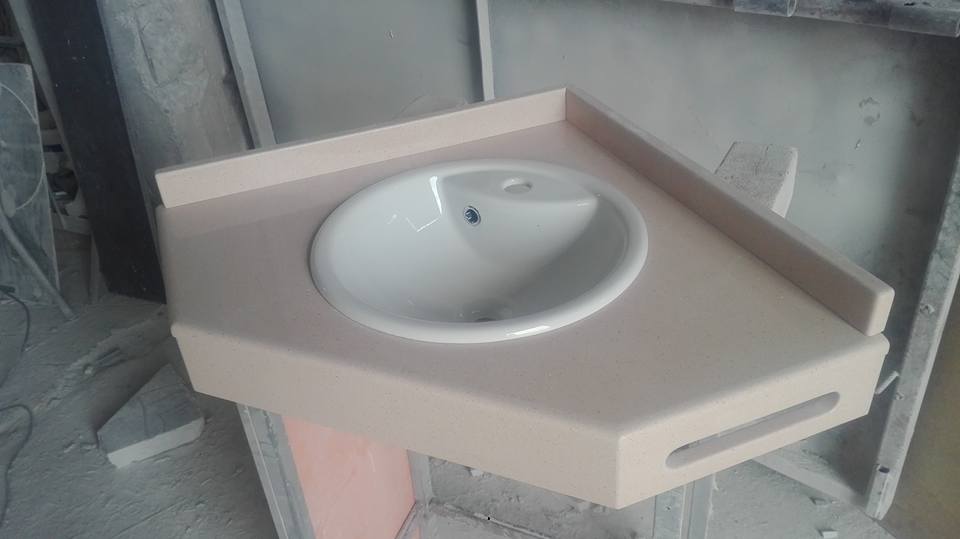 Плотове от технически камък – светъл плот за мивка с конзолно закрепване за баня, онлайн магазин KERANOVA