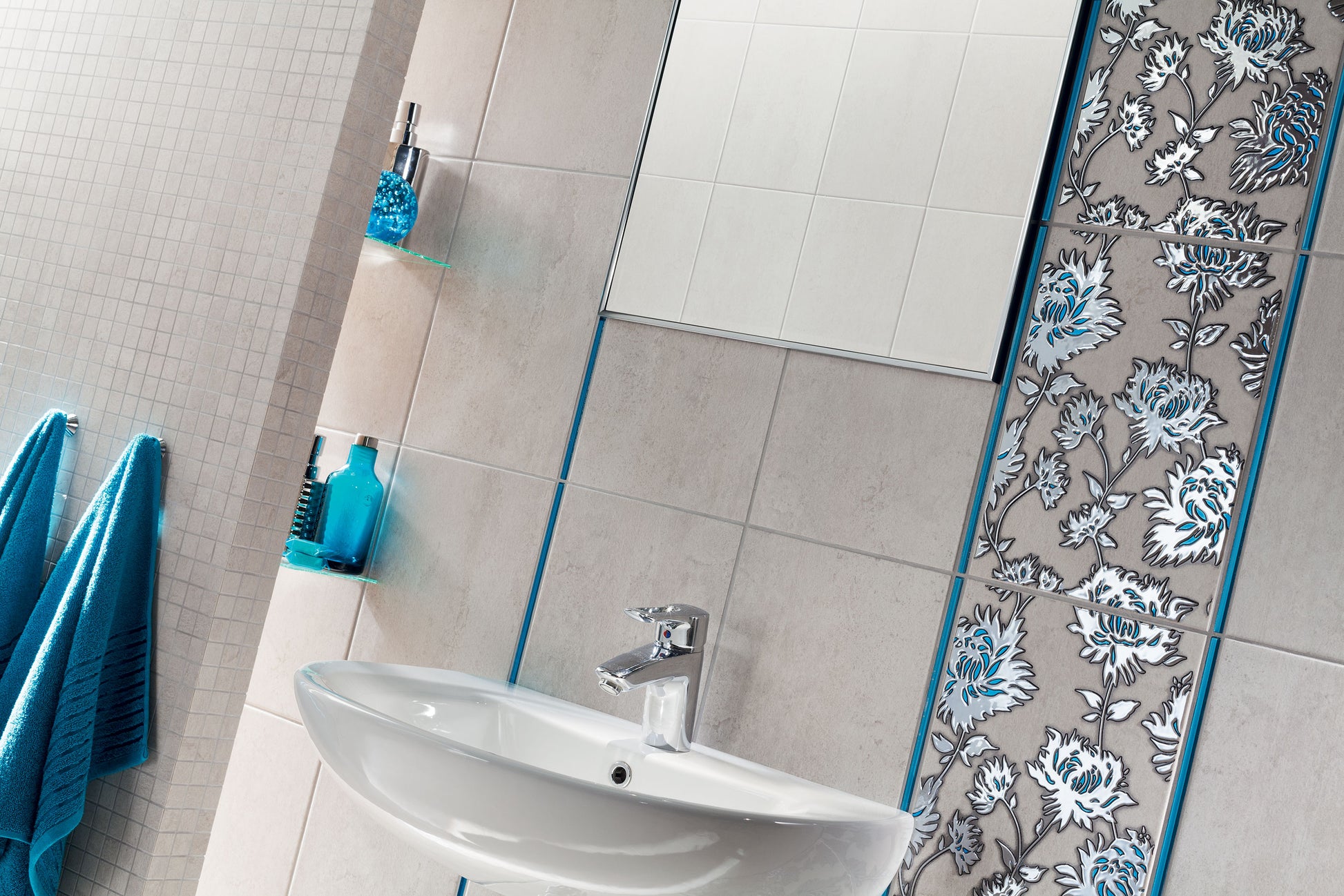 Баня Gris 25x36 - елегантни сиви матови плочки за баня от онлайн магазин KERANOVA, минималистичен дизайн с декоративен акцент