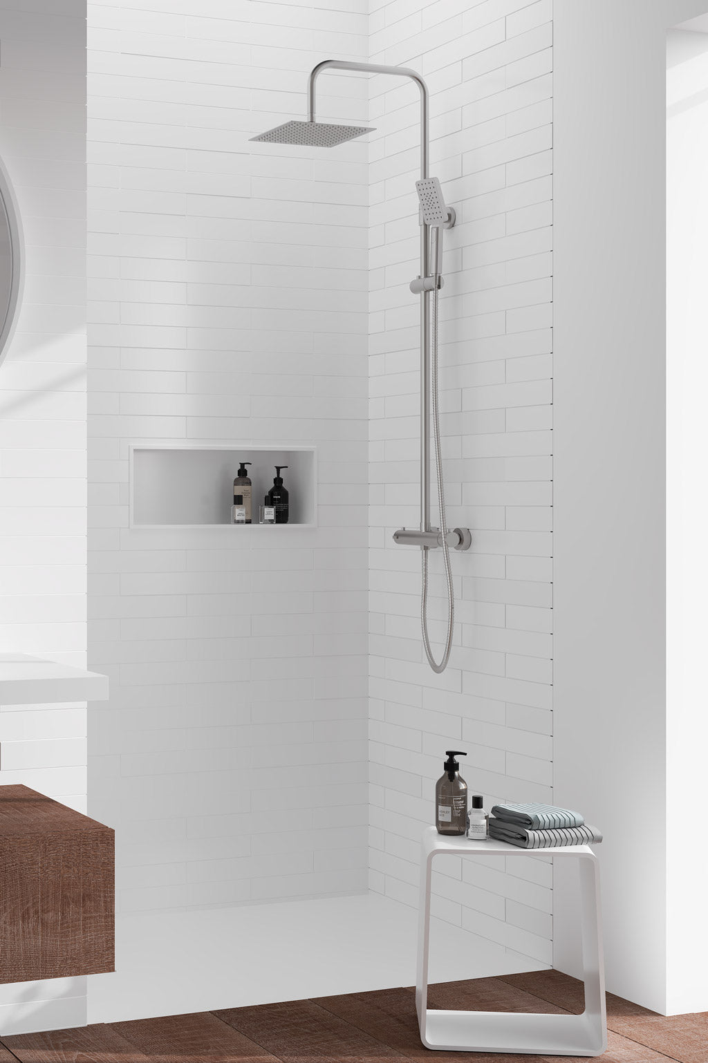 Термостатична душ колона Nite Satin Nickel - Aquagrif в бяла модерна баня, телескопична 95-150 см, метална пита 25x25 см, онлайн магазин KERANOVA