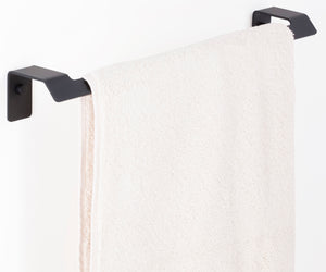 2318-MB Хавлийник 45 см. черен стенен държач за кърпа с бяла хавлия – онлайн магазин за обзавеждане за бани KERANOVA