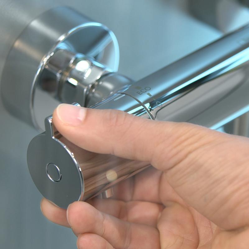 Hansgrohe Crometta Душ комплект със смесител Ecostat 1001 CL 27813400 — близък план на хромиран термостатен смесител, регулиране на дебит и температура, KERANOVA