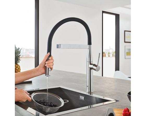 Кухненски смесител Grohe Essence с подвижен чучур GROHE Flex, магнитна EasyDock M функция, инокс и черен силикон – KERANOVA онлайн магазин