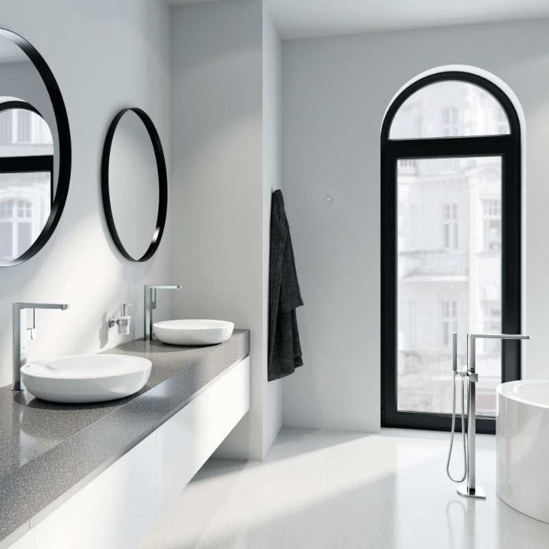 Смесител за мивка Grohe Plus XL-size в модерен бял баня интериор, хром, XL размер, EcoJoy 5.7л/мин, KERANOVA онлайн магазин