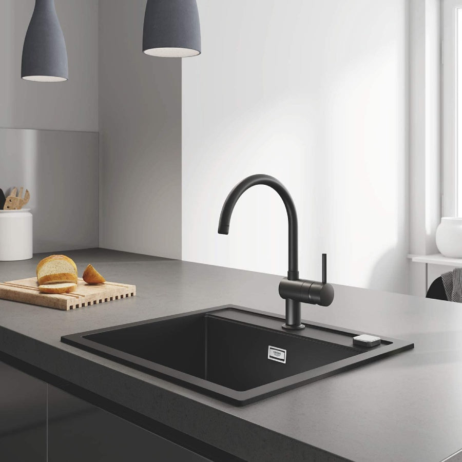 Кухненски смесител Grohe Minta Velvet Black върху черна мивка в модерна кухня, онлайн магазин KERANOVA