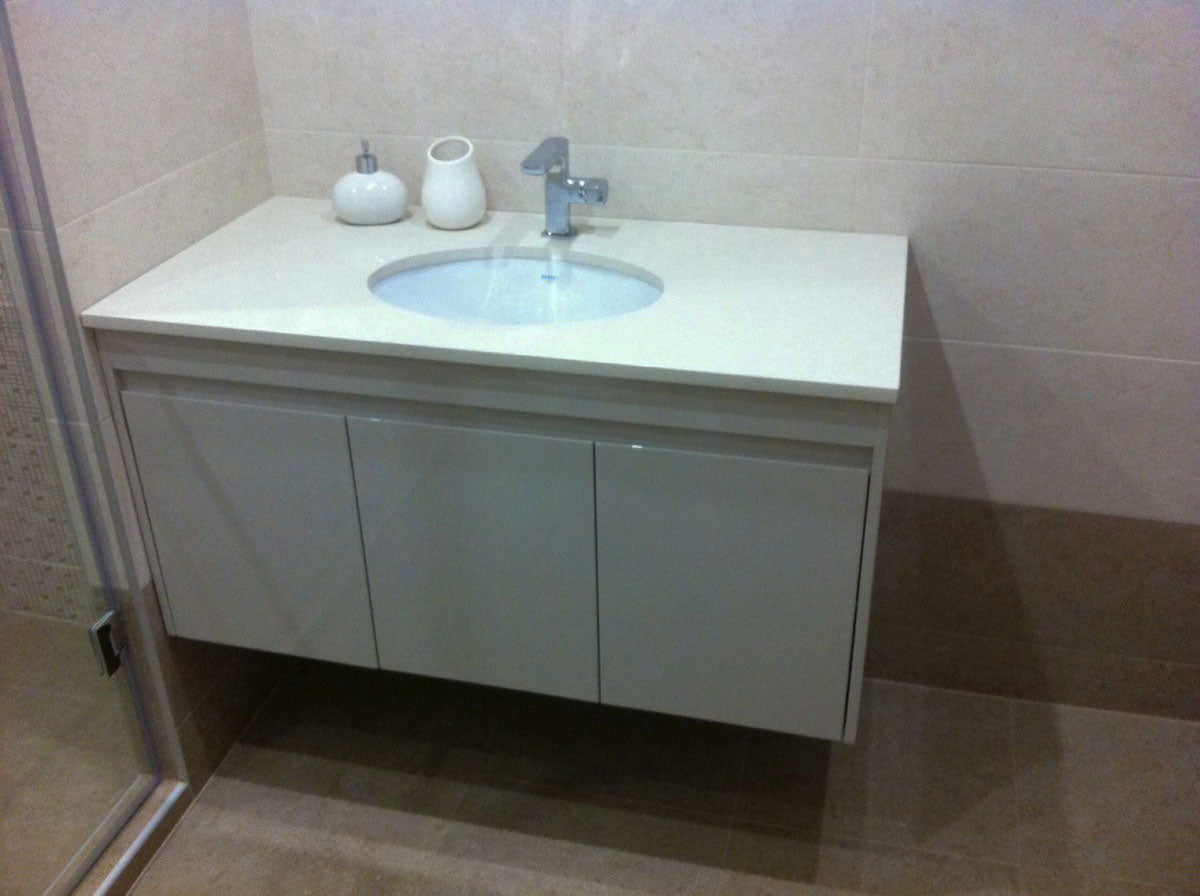 Мебели за баня по проект на клиента - бяло ПВЦ шкафче с мивка и лаково покритие от онлайн магазин KERANOVA, 100% влагоустойчиво, 3 години гаранция