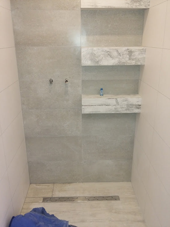 Баня Timbre 29.8x59.8 - модерна баня с вградени рафтове и сиви плочки от Полша, онлайн магазин за обзавеждане KERANOVA