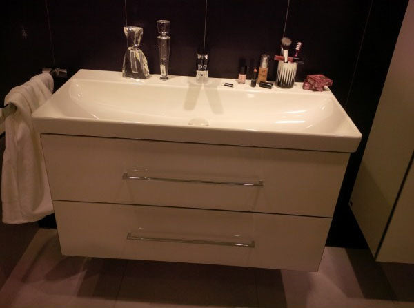 Мебелна мивка Avento 80x47 - Villeroy & Boch в модерен банен комплект, монтаж на стена или мебел, санитарен порцелан, KERANOVA