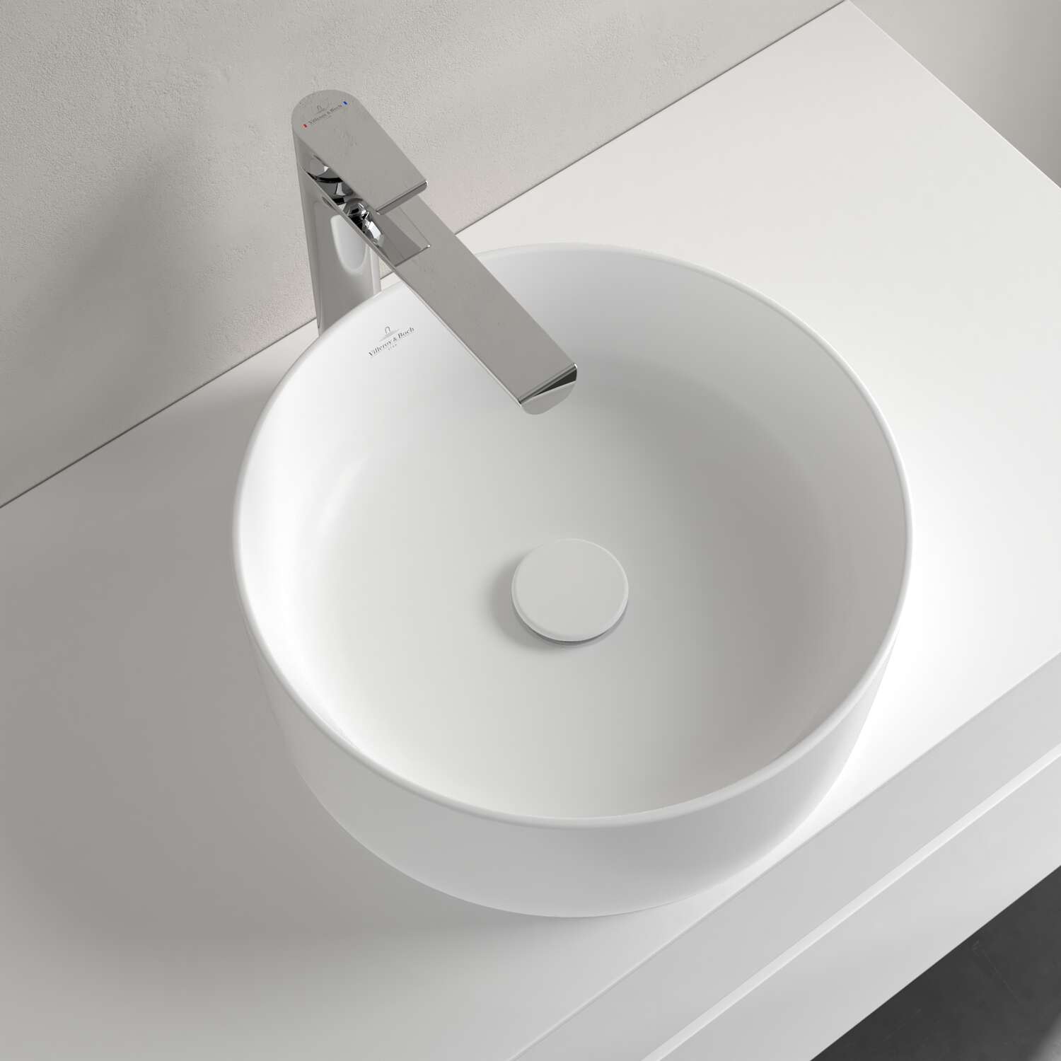 Collaro 40x40 Stone White Villeroy & Boch - бял мат мивка с кръгла форма на бял плот.