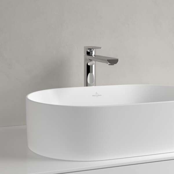 Collaro 56x36 Stone White Villeroy & Boch - бял мат с хромиран смесител на бял плот.