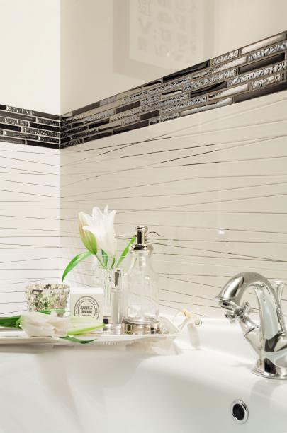 Баня Abisso 29.8x74.8 – елегантни бели ректифицирани плочки и акцентна мозайка, онлайн магазин за обзавеждане за бани KERANOVA