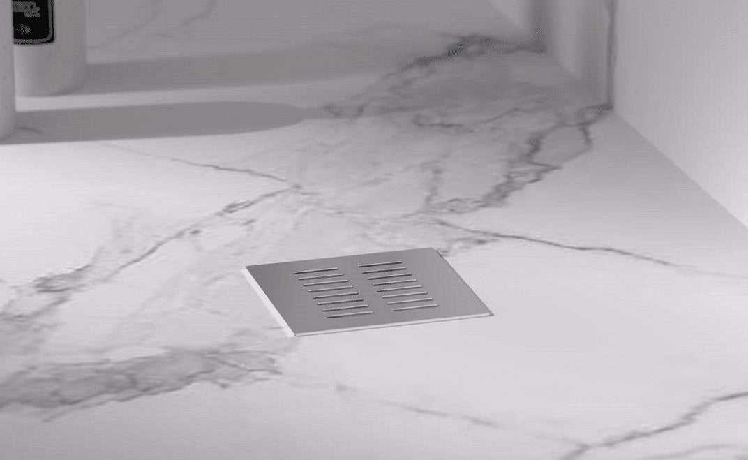 Mini Drain подов сифон с клапа и ниска инсталационна височина 10х10 - Bonomini на мраморен под, неръждаема решетка, онлайн магазин KERANOVA