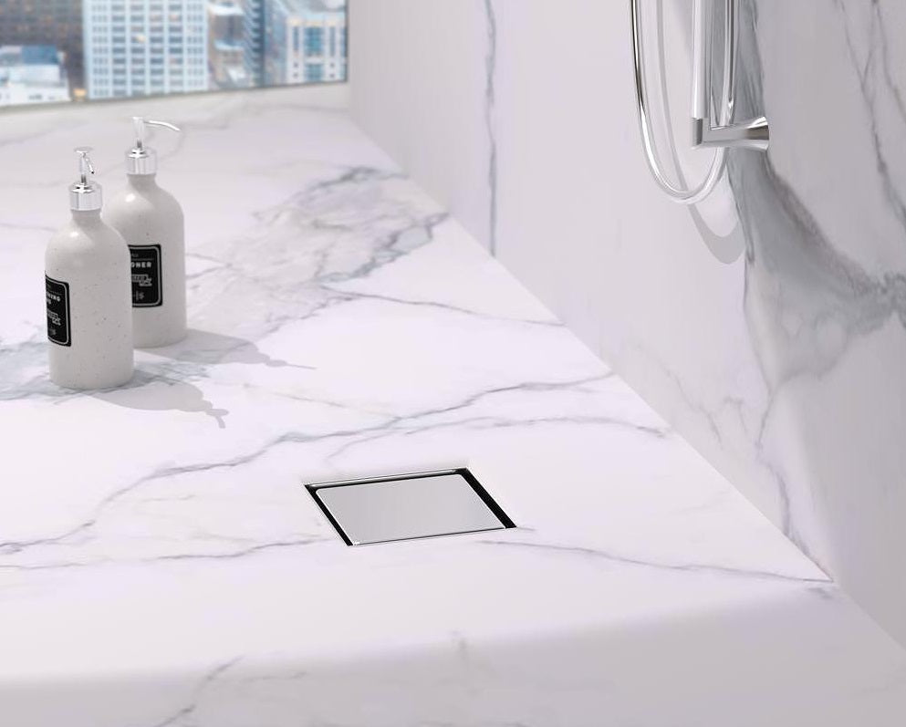 Mini Drain подов сифон с клапа и ниска инсталационна височина10х10 - Bonomini - за плочка или с плътна решетка в бял мраморен под за баня - KERANOVA