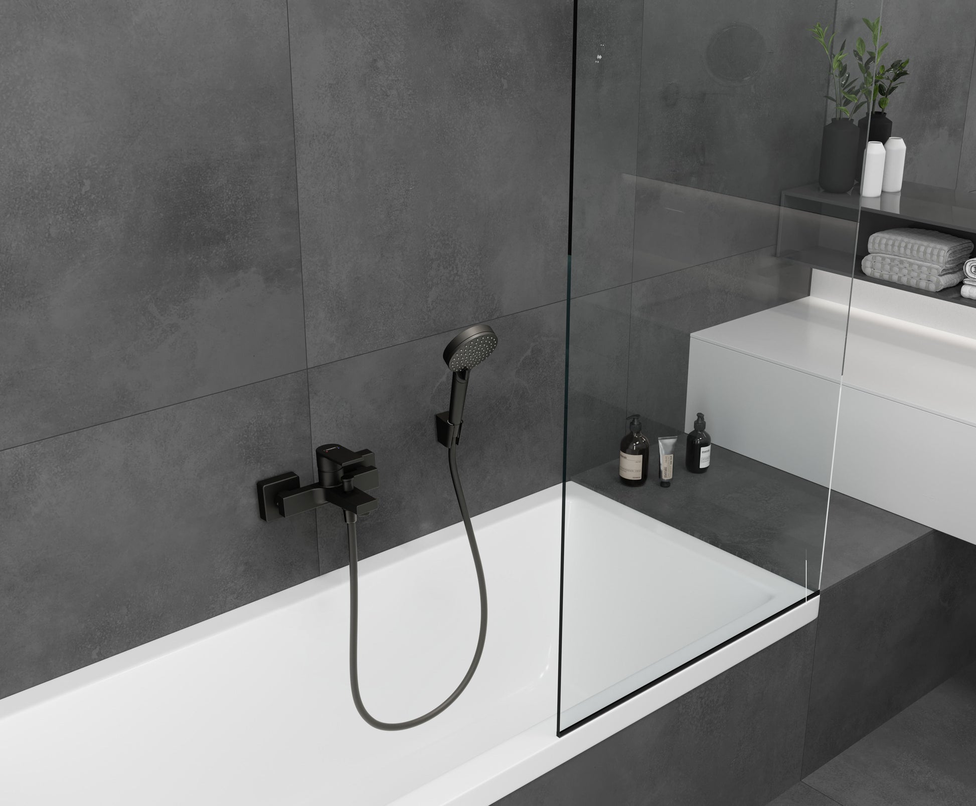 Hansgrohe Vernis Shape смесител за вана и душ в черен мат на стена, проекция 166 мм, онлайн магазин за обзавеждане за бани KERANOVA