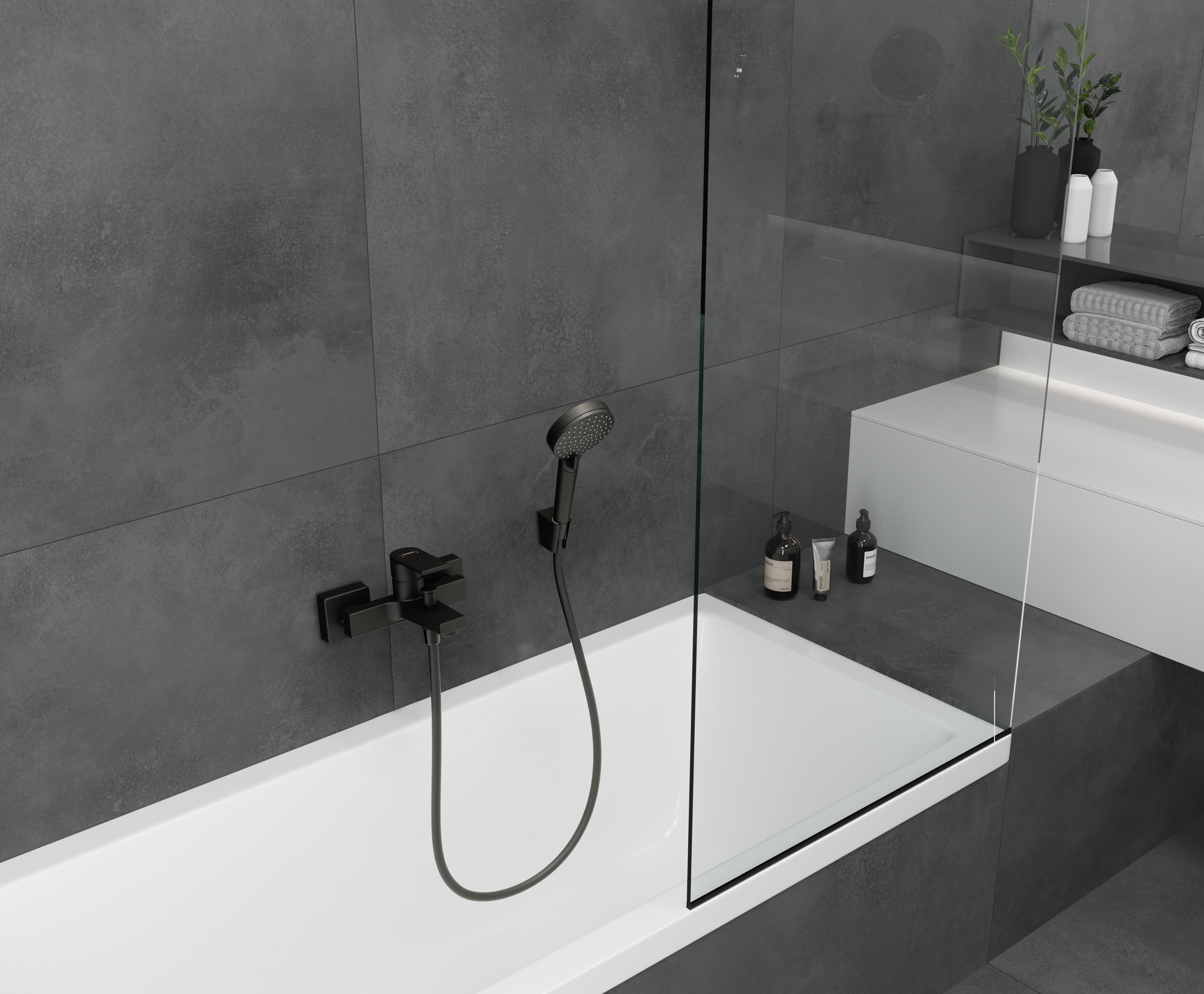 Hansgrohe Vernis Shape смесител за вана и душ в черен мат на стена, проекция 166 мм, онлайн магазин за обзавеждане за бани KERANOVA