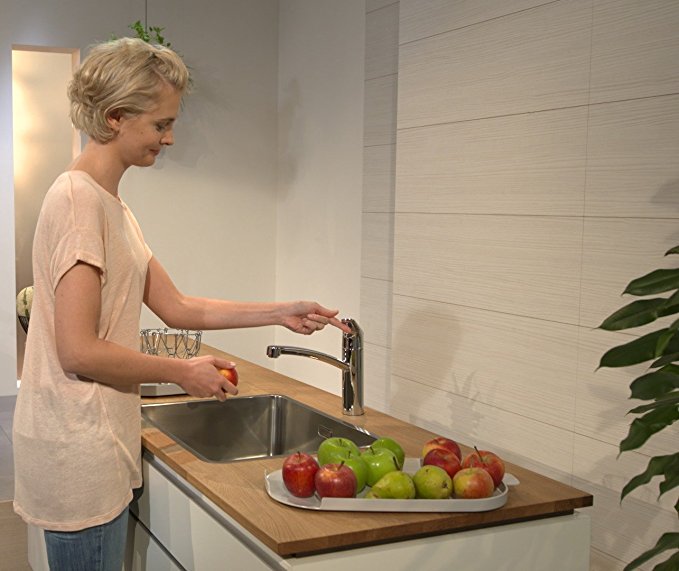 Hansgrohe Logis Смесител за кухня 160 CoolStart Eco 71839000 в модерна кухня с мивка, женика и плодове - онлайн магазин KERANOVA