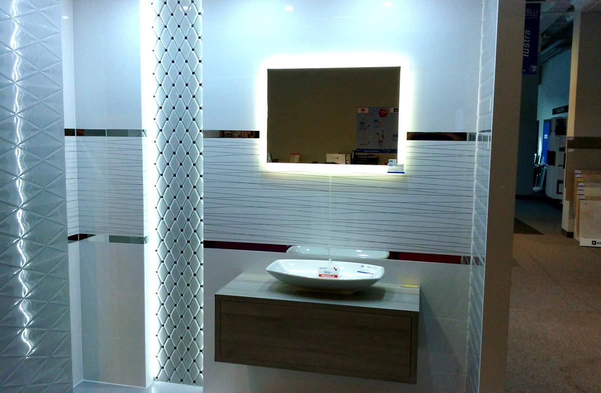 Баня Abisso 29.8x74.8 - елегантна бяла баня с мозаечни детайли и осветлено огледало, онлайн магазин за обзавеждане за бани KERANOVA