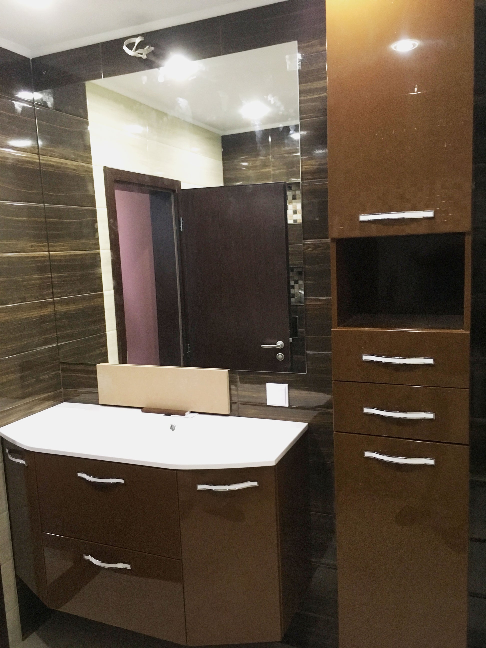 Мебели за баня по проект на клиента - лъскав PVC шкаф и стена с лаково покритие, 100% влагоустойчиви мебели от KERANOVA