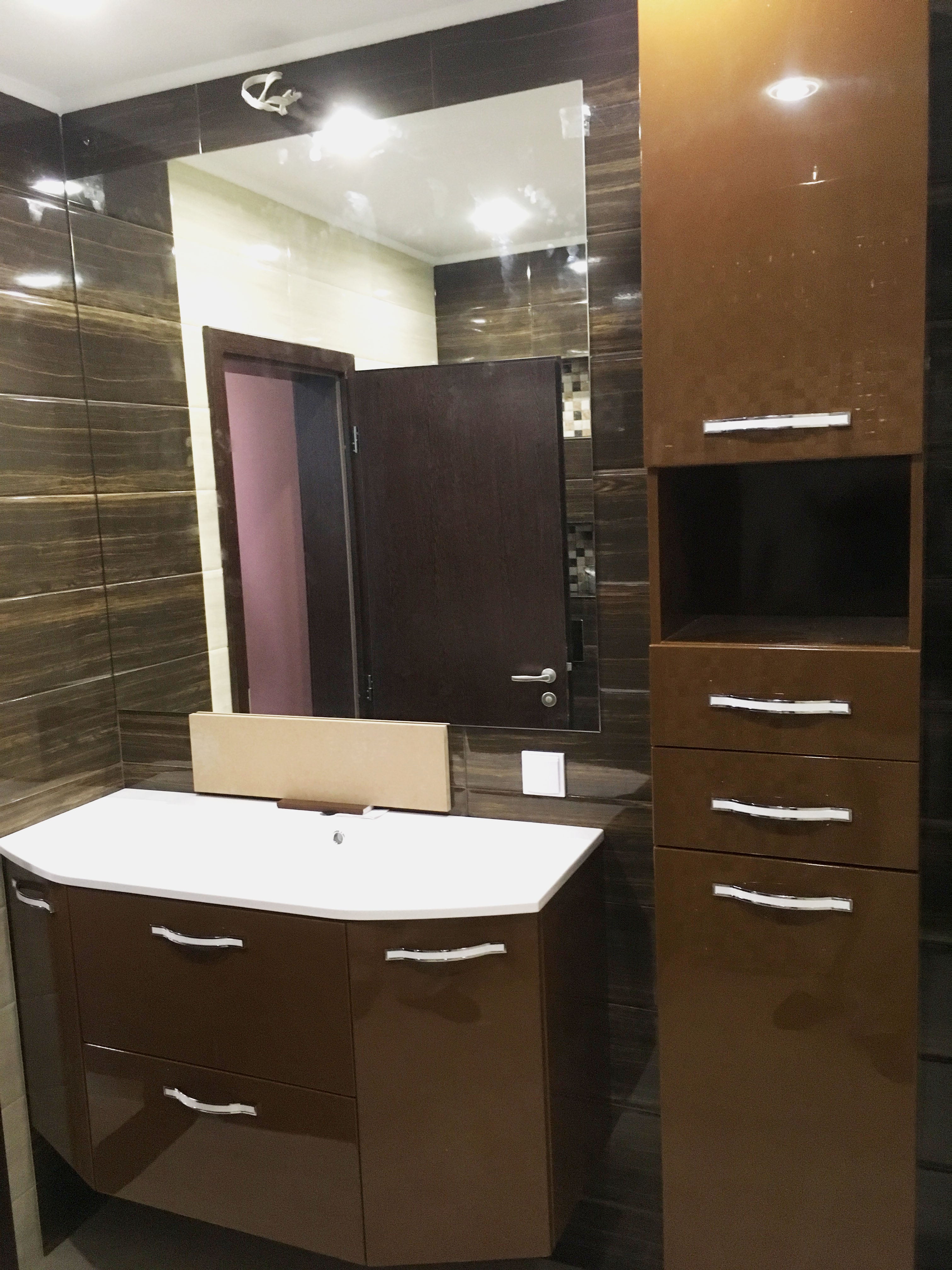 Мебели за баня по проект на клиента - лъскав PVC шкаф и стена с лаково покритие, 100% влагоустойчиви мебели от KERANOVA