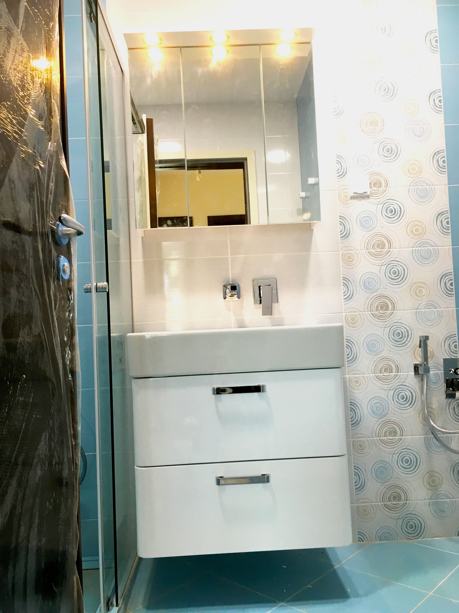 Мебели за баня по проект на клиента – бяла PVC шкаф-мивка с лаково покритие, 100% влагоустойчива мебел от онлайн магазин KERANOVA