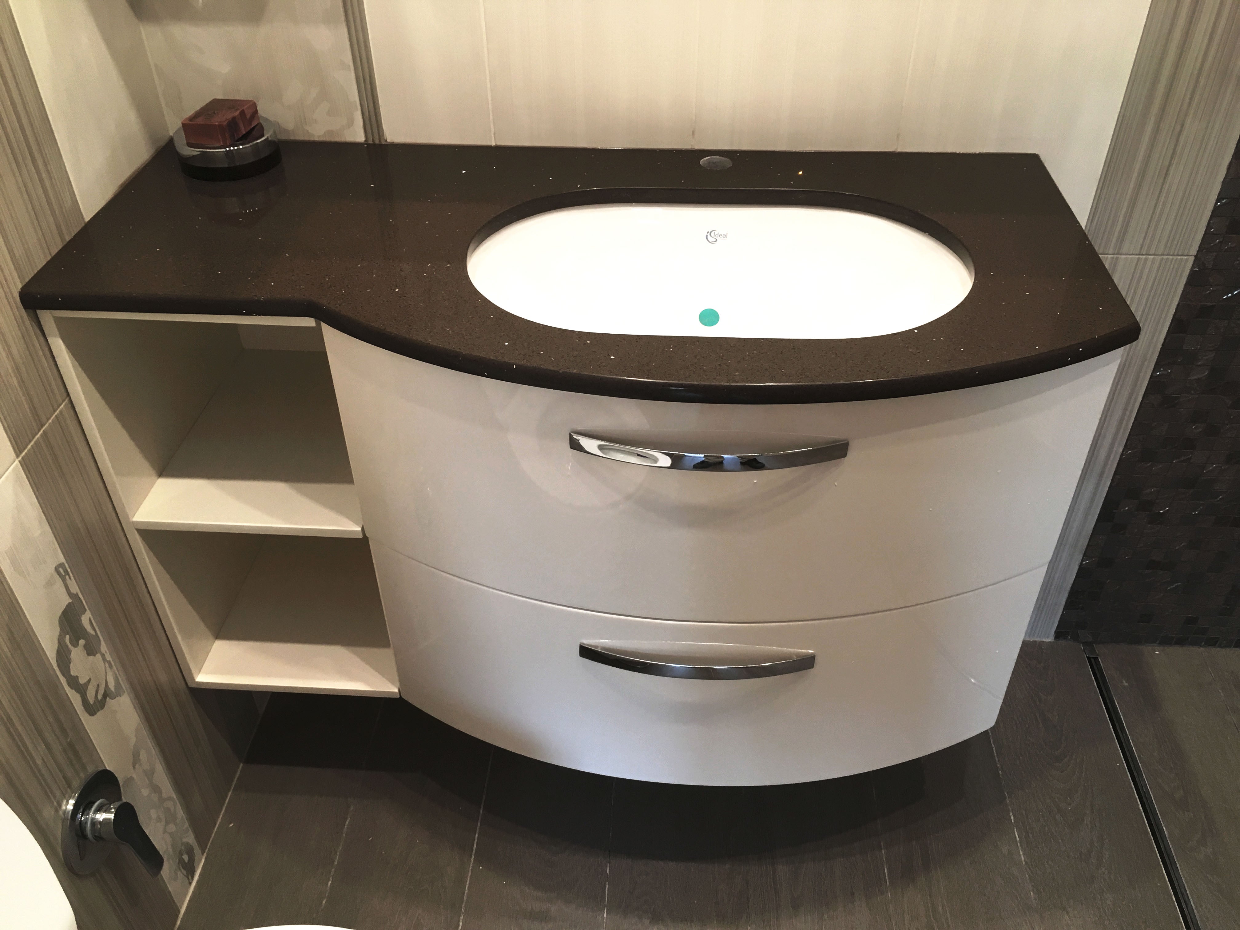 Мебели за баня по проект на клиента - бяла PVC мебел с чекмеджета и черен плот, 100% влагоустойчива, онлайн магазин KERANOVA