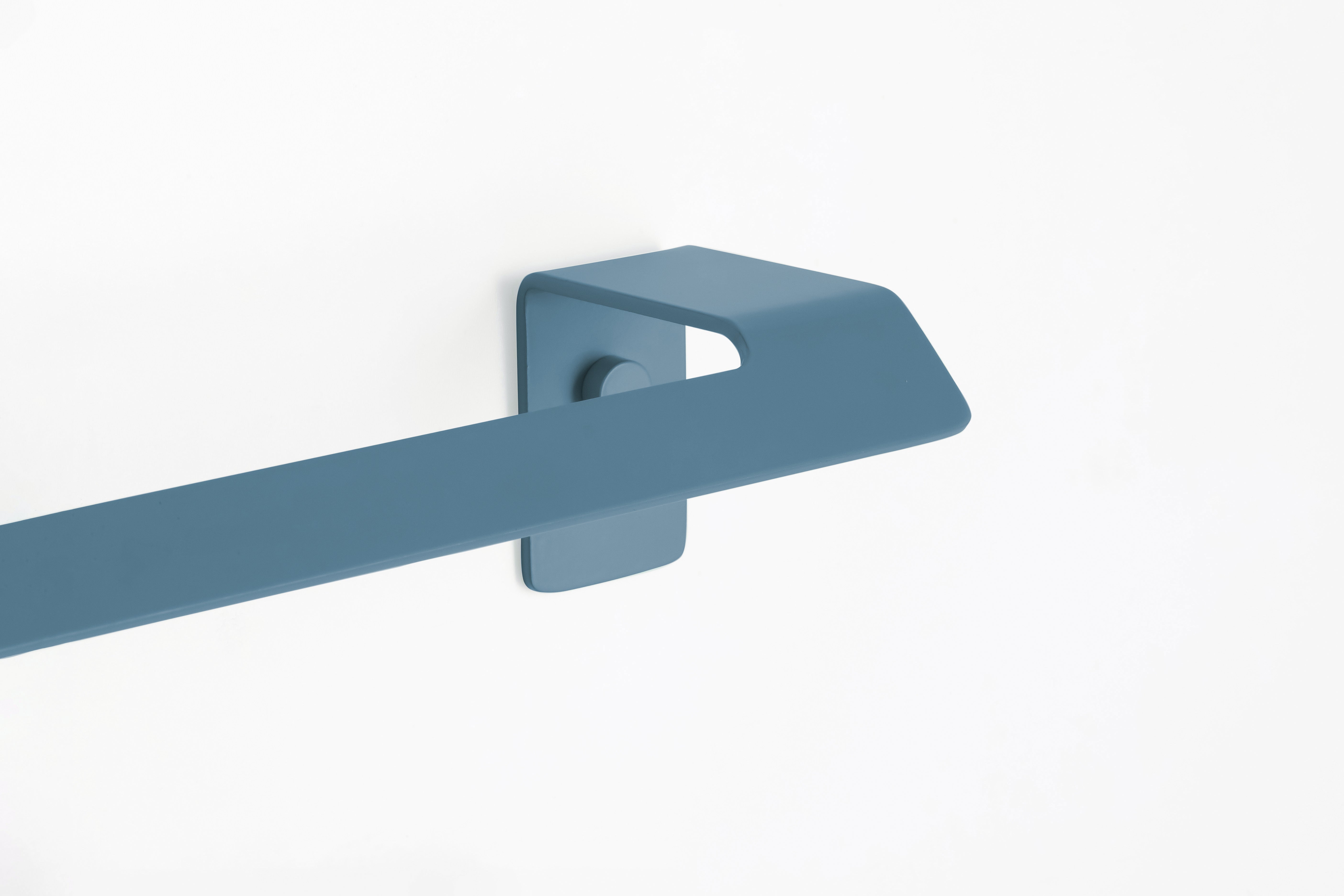 Серия SLIM - Atlantic Blue метален хавлийник 60 см в открояващ се син нюанс за баня | KERANOVA онлайн магазин