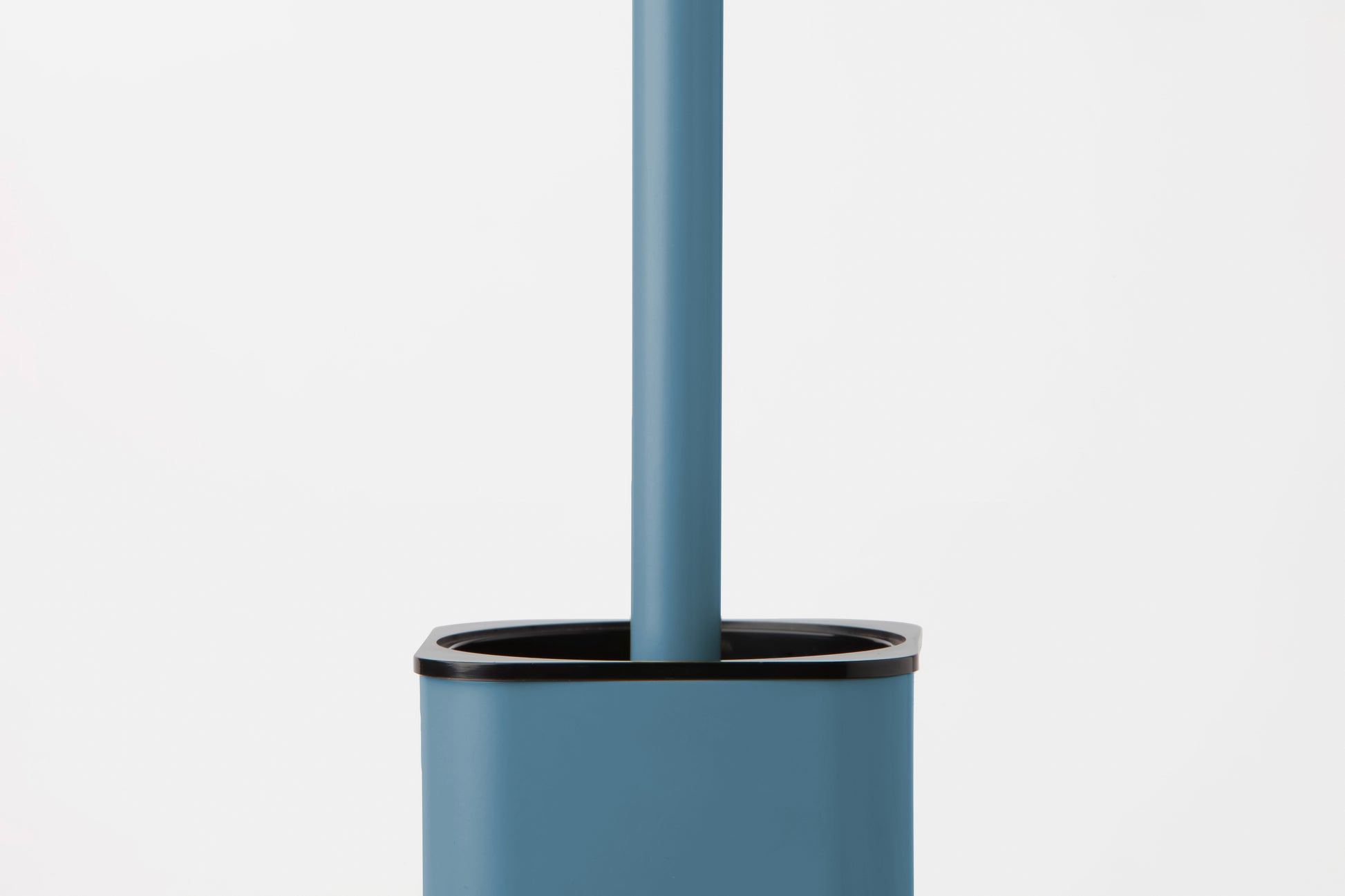 Серия SLIM - Atlantic Blue тоалетна четка в атлантик блу цвят за онлайн магазин за обзавеждане за бани KERANOVA