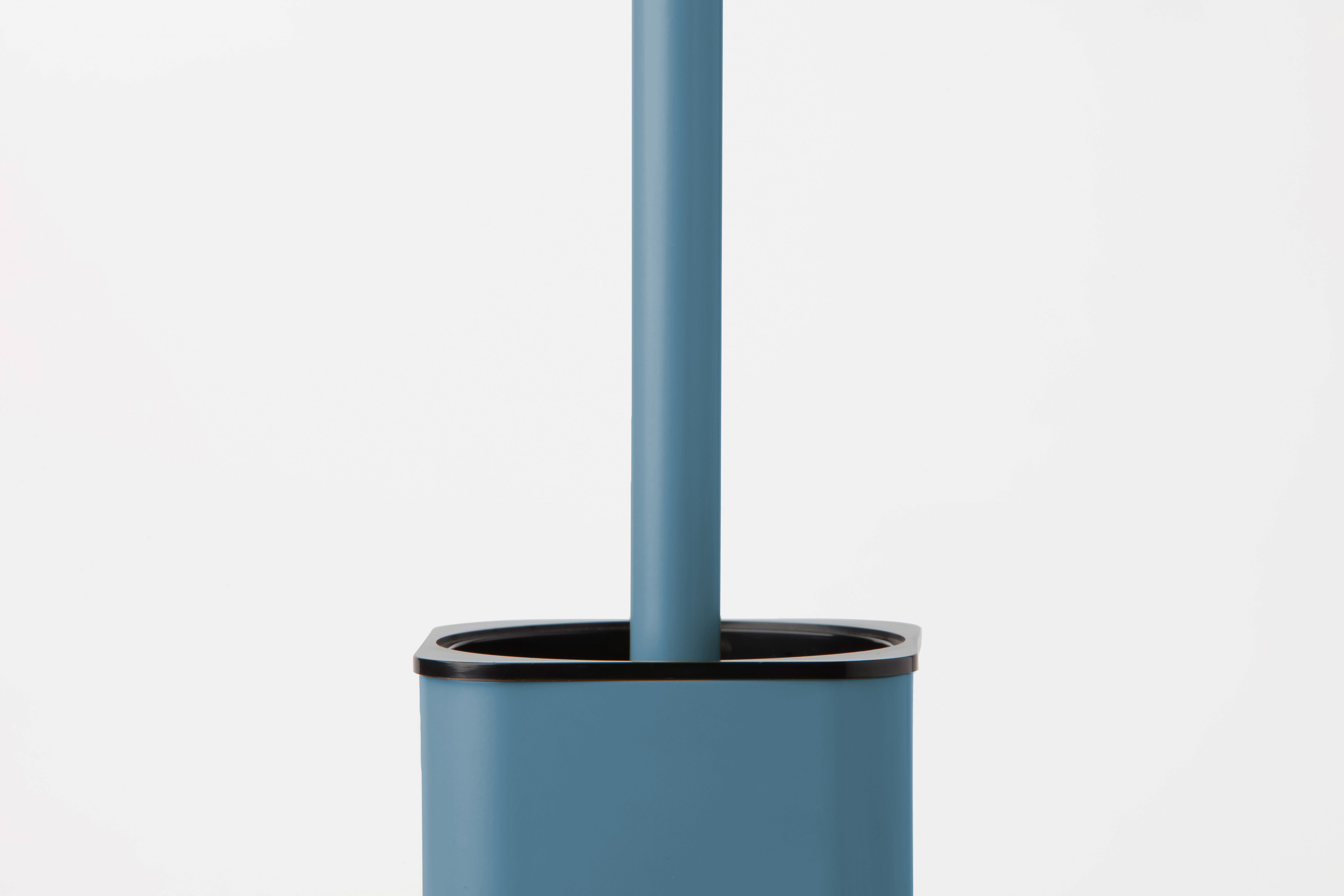 Серия SLIM - Atlantic Blue тоалетна четка в атлантик блу цвят за онлайн магазин за обзавеждане за бани KERANOVA