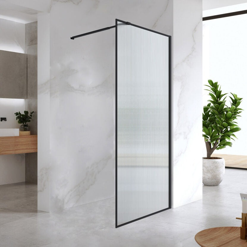 Статичен параван Alia Walk-in Black Matt Fluted 100 см. в модерен баня с черен мат профил и релефно стъкло – KERANOVA онлайн магазин