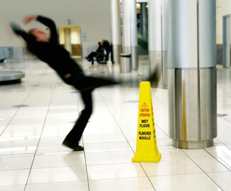 Препарат против подхлъзване за баня, подове, както и всякакъв вид настилки. - жълт знак предупреждение на мокър под и падащ човек в обществено пространство, KERANOVA