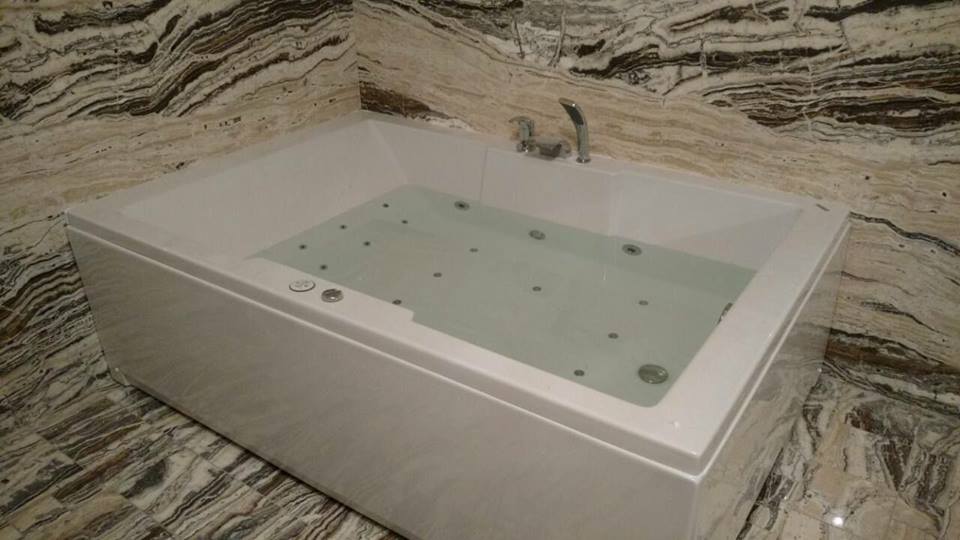 Хидромасажна вана Atina 180x120 см. в бял класически дизайн с тесни бордове, PMMA/ABS конструкция, за онлайн магазин за обзавеждане за бани KERANOVA