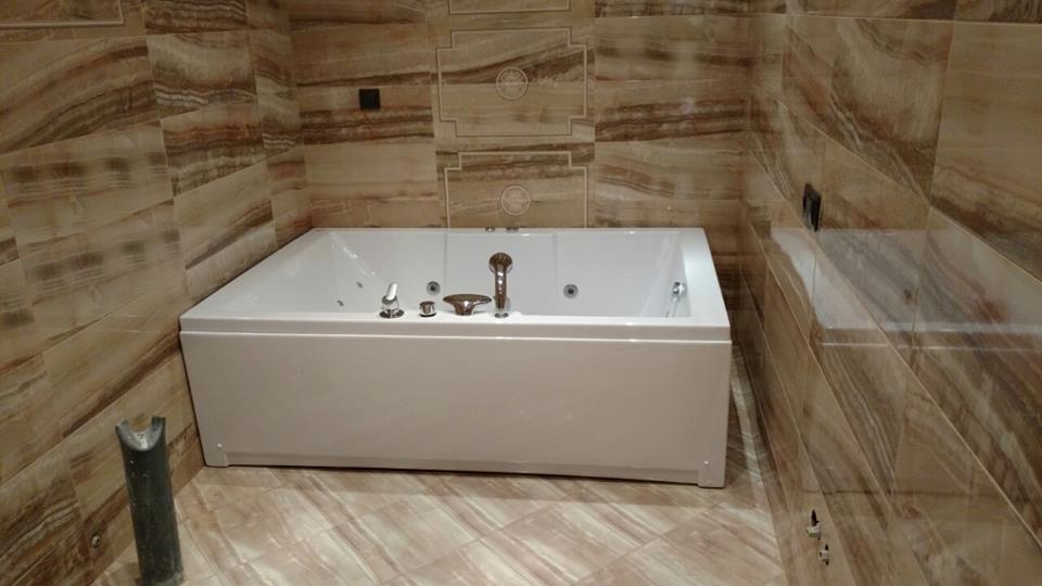 Хидромасажна вана Atina 180x120 см. в модерна баня с тесни бордове, бяло PMMA тяло и хромирани джетове - онлайн магазин за обзавеждане за бани KERANOVA