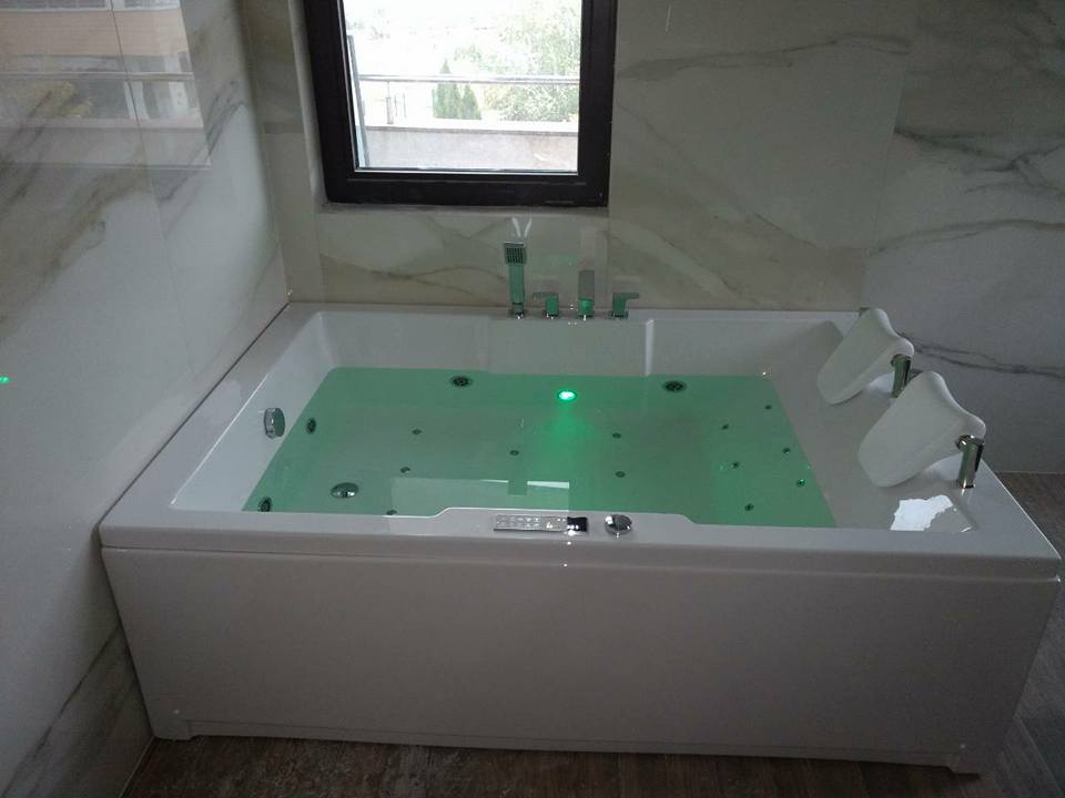 Хидромасажна вана Atina 180x120 см. в бяла правоъгълна конструкция с подсветка и ергономични подглавници – онлайн магазин за обзавеждане за бани KERANOVA