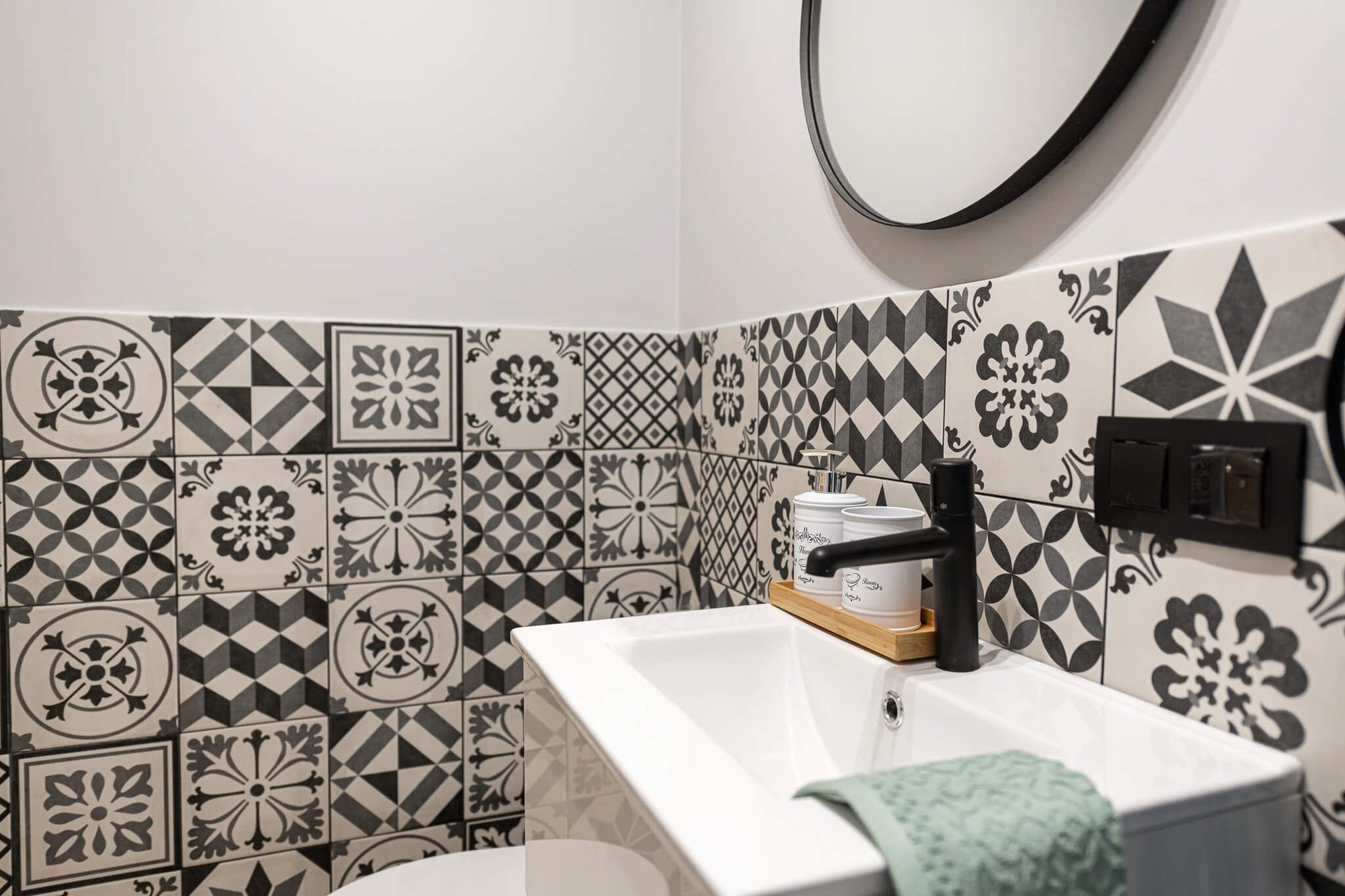 Смесител за мивка Pretto Black - Laveo в модерен черен дизайн, стоящ смесител без изпразнител за баня - KERANOVA