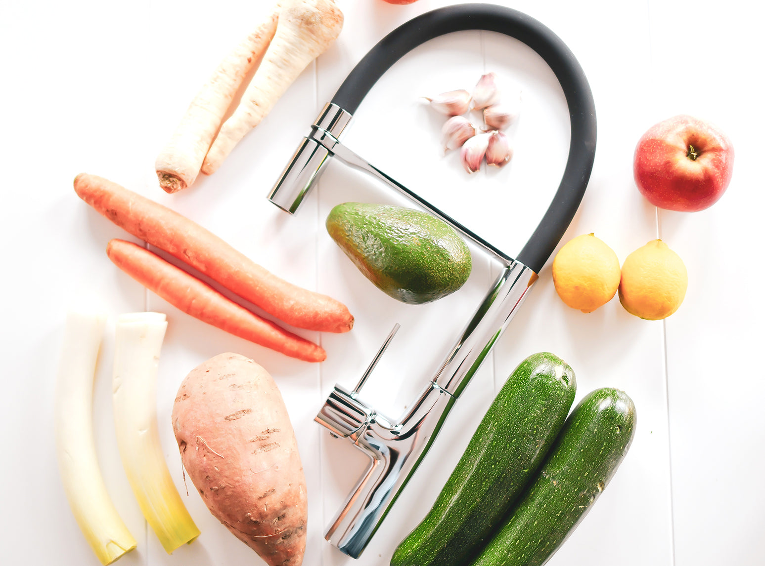 Кухненски смесител Pola - Laveo на снимка с храни и зеленчуци, онлайн магазин за обзавеждане за бани KERANOVA